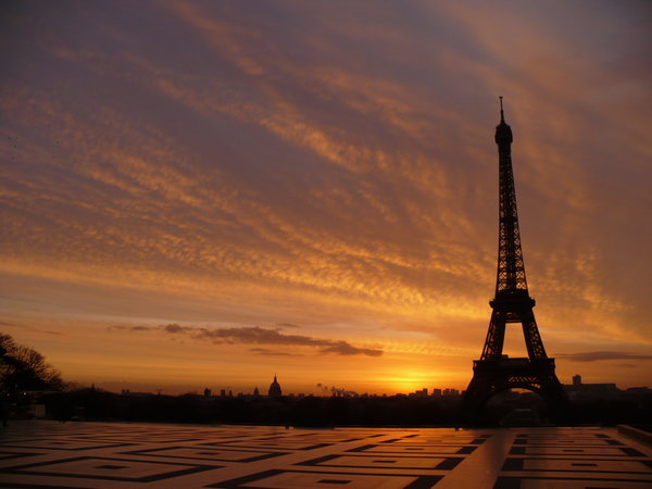 Sunrise_in_Paris_by_CloudmasterCZ.jpg